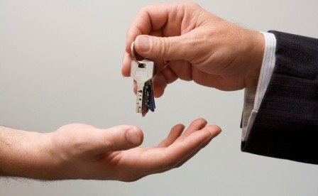 Picking up the keys of the real estate agent